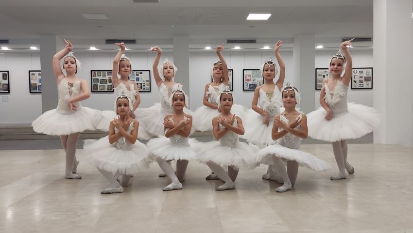 članovi Baleta Mostar Arabesque (BMA) pozirali za fotograriju