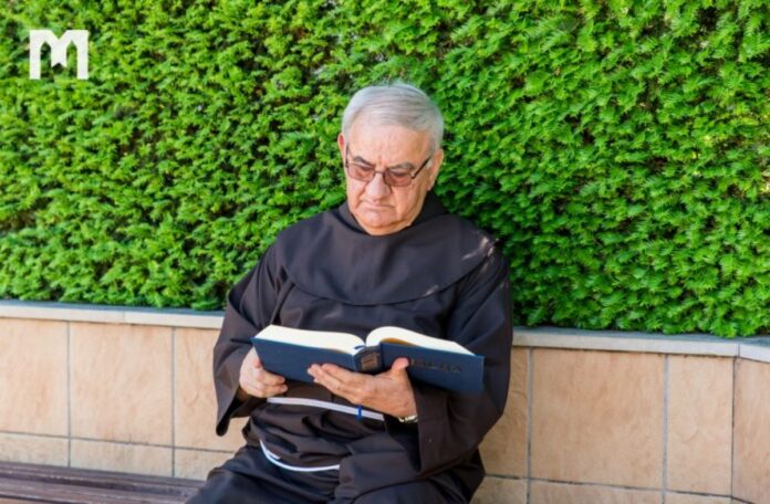 Dr. sc. fra Tomislav Pervan autor je brojnih knjiga teoloških promišljanja, živi i radi u Međugorju kao duhovnik časnih sestara, a svakodnevno je i u međugorskoj ispovjedaonici. Nekadašnji međugorski župnik i provincijal Hercegovačke franjevačke provincije najplodniji je teološki pisac u Hercegovini, a godinama piše za Naša ognjišta, Katolički tjednik, Glasnik mira, MOVIS te brojne druge časopise i portale.