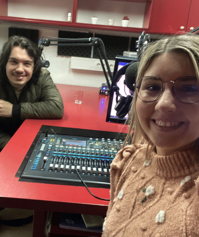 Josip Pavlović Joppetto, talentirani pjevač i člana mostarskog benda Sinergija i Mihaela Rajič, voditeljica na Običnom radiju