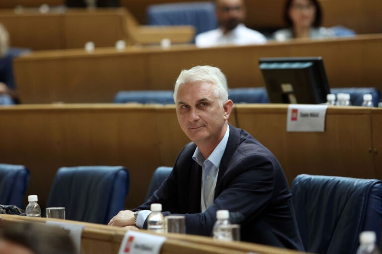 Jasmin Kadić: Gašenjem aerodroma, SDA i DF kažnjavaju Tuzlu