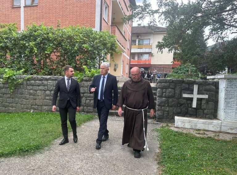 Predsjednik Čović uz izaslanstvo posjetio Župu Rođenja Blažene Djevice Marije u Kotor Varošu