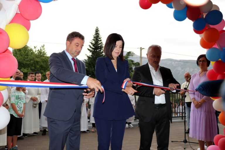 S prvim danom nastave svečano otvorena novoizgrađnea škola u Vojnu