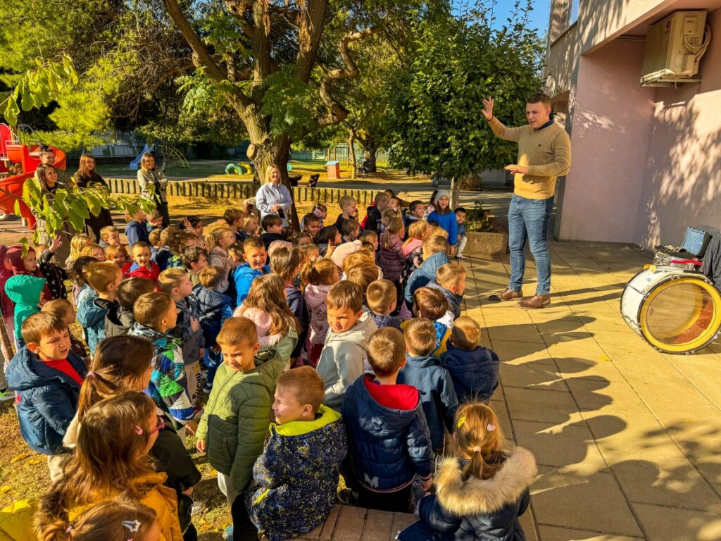 Djeca iz vrtića Radobolja istražuju instrumente uz članove Hrvatske glazbe Mostar