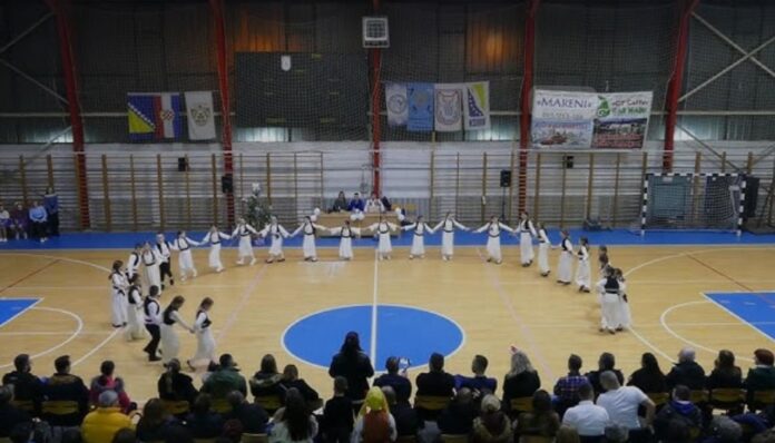 Folklorni sastav HKD-a Napredak Busovača u tradicionalnim nošnjama na sceni.