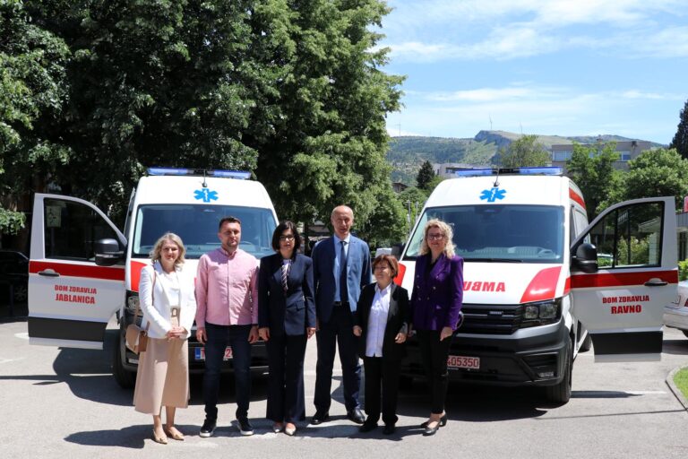 Vlada HNŽ-a donirala suvremena vozila hitne pomoći domovima zdravlja u Ravnom i Jablanici
