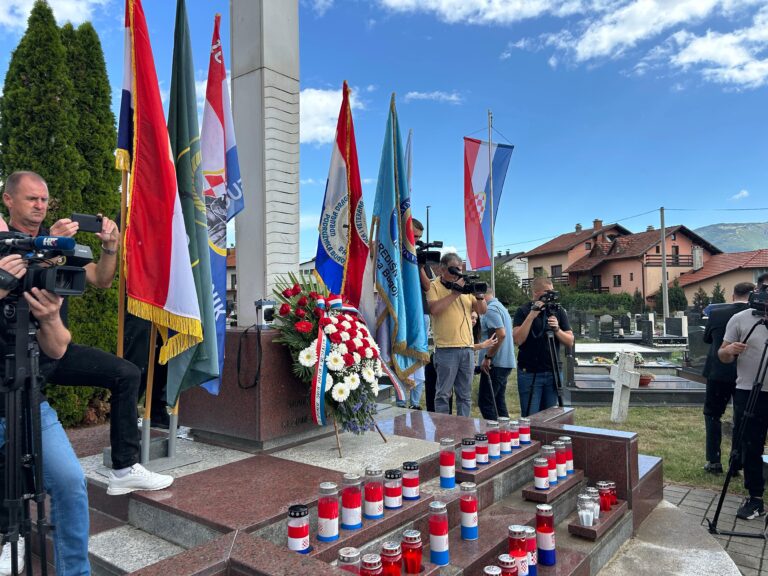 Sjećanje na 32 godine od progona Hrvata: Predsjednik Čović i izaslanstvo odali počast stradalim Hrvatima Bugojna